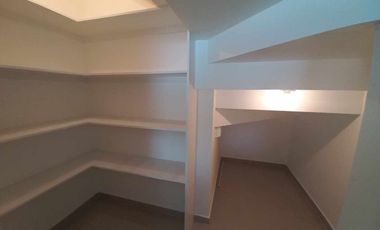 Casa en Renta Lomas de Juriquilla 4 habitaciones cada una con baño, Sala de TV, oficina