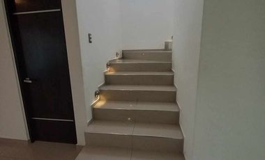 Casa en Renta Lomas de Juriquilla 4 habitaciones cada una con baño, Sala de TV, oficina