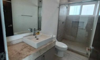 Casa en Renta Lomas de Juriquilla 4 habitaciones cada una con baño, Sala de TV, oficina