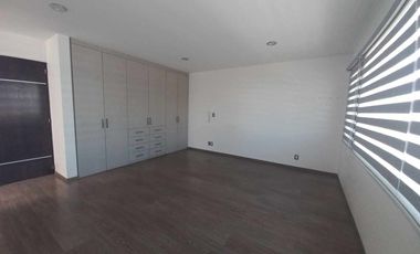 Casa en Renta Lomas de Juriquilla 4 habitaciones cada una con baño, Sala de TV, oficina