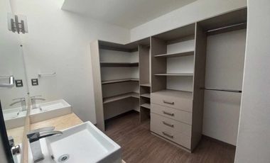 Casa en Renta Lomas de Juriquilla 4 habitaciones cada una con baño, Sala de TV, oficina