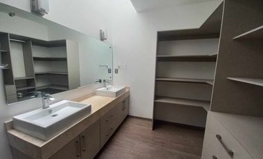 Casa en Renta Lomas de Juriquilla 4 habitaciones cada una con baño, Sala de TV, oficina