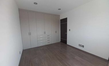Casa en Renta Lomas de Juriquilla 4 habitaciones cada una con baño, Sala de TV, oficina