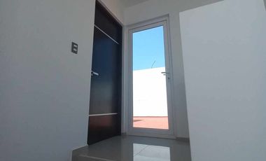 Casa en Renta Lomas de Juriquilla 4 habitaciones cada una con baño, Sala de TV, oficina