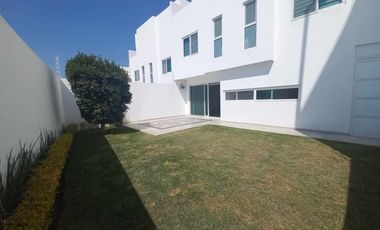 Casa en Renta Lomas de Juriquilla 4 habitaciones cada una con baño, Sala de TV, oficina
