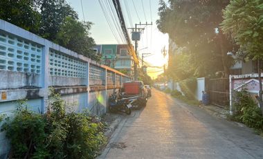 From this land to Seacon Srinakarin in just 5 minutes! Only 1.5 km from MRT. Selling land on On Nut 46, size 3-3-13 rai,