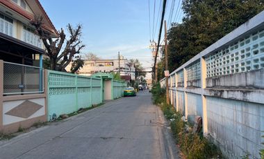 From this land to Seacon Srinakarin in just 5 minutes! Only 1.5 km from MRT. Selling land on On Nut 46, size 3-3-13 rai,