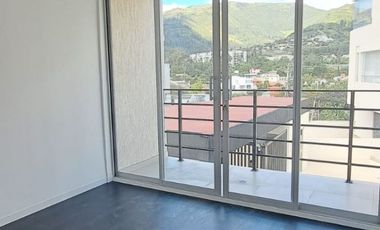 CASA DE LUJO CUMBAYA EL NACIONAL PATIO DE 137M2