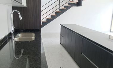 CASA DE LUJO CUMBAYA EL NACIONAL PATIO DE 137M2