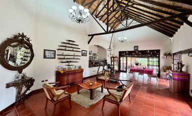 En Venta Propiedad Comercial con Amplio Terreno en Azogues Sector Javier Loyola