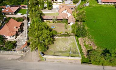 En Venta Propiedad Comercial con Amplio Terreno en Azogues Sector Javier Loyola