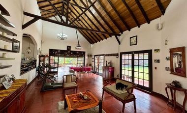En Venta Propiedad Comercial con Amplio Terreno en Azogues Sector Javier Loyola