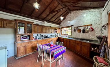En Venta Propiedad Comercial con Amplio Terreno en Azogues Sector Javier Loyola