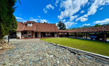 En Venta Propiedad Comercial con Amplio Terreno en Azogues Sector Javier Loyola