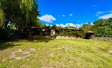 En Venta Propiedad Comercial con Amplio Terreno en Azogues Sector Javier Loyola