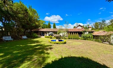 En Venta Propiedad Comercial con Amplio Terreno en Azogues Sector Javier Loyola