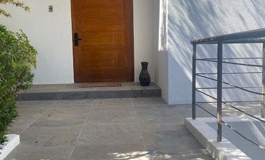 SE VENDE HERMOSA CASA CONDOMINIO EL REMANSO CALLE LA MESETA UF 24500 SAN CARLOS DE APOQUINDO LAS CONDES
