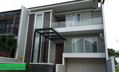 Dijual rumah SHM raffles garden 3 lantai split level minimalis, tata ruang los, terang, ruangan besar ada halaman belakang