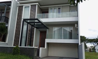 Dijual rumah SHM raffles garden 3 lantai split level minimalis, tata ruang los, terang, ruangan besar ada halaman belakang
