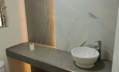 LOCAL     AV MARIANO OTERO 3661 CERCA DE LA PERLA Y AV LA CALMA ZAP