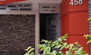 Renta moderna casa de 3 pisos a una cuadra de la 