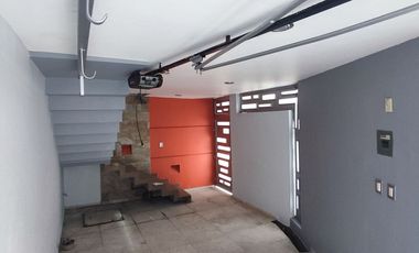 Renta moderna casa de 3 pisos a una cuadra de la 