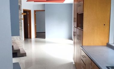 Renta moderna casa de 3 pisos a una cuadra de la 