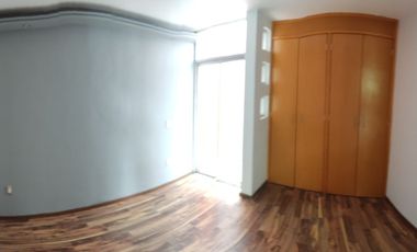 Renta moderna casa de 3 pisos a una cuadra de la 