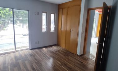 Renta moderna casa de 3 pisos a una cuadra de la 