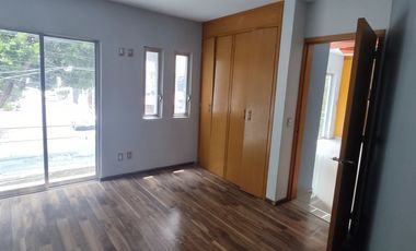 Renta moderna casa de 3 pisos a una cuadra de la 