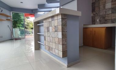 Renta moderna casa de 3 pisos a una cuadra de la 