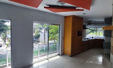Renta moderna casa de 3 pisos a una cuadra de la 