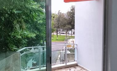 Renta moderna casa de 3 pisos a una cuadra de la 