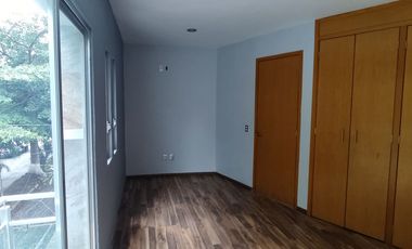 Renta moderna casa de 3 pisos a una cuadra de la 