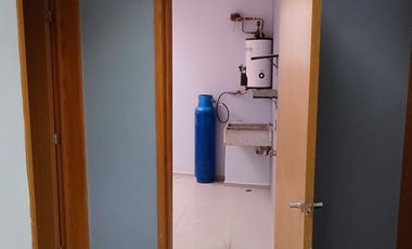 Renta moderna casa de 3 pisos a una cuadra de la 