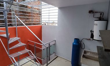 Renta moderna casa de 3 pisos a una cuadra de la 