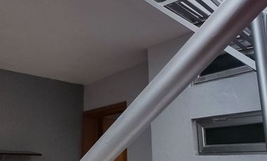 Renta moderna casa de 3 pisos a una cuadra de la 