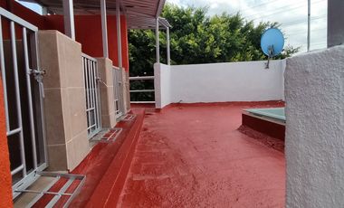 Renta moderna casa de 3 pisos a una cuadra de la 