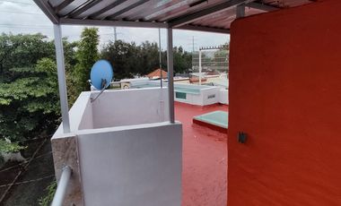 Renta moderna casa de 3 pisos a una cuadra de la 