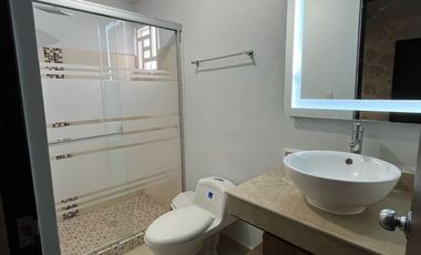 Renta Casa Amueblada en Valle La Rioja, Apodaca | 3 Niveles | Seguridad 24/7 | Terrazas y Asador