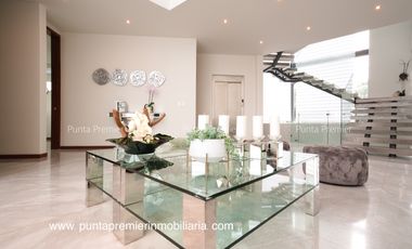 Residencia de Lujo en Venta en Puerta Las Lomas con Elevador Zona Andares