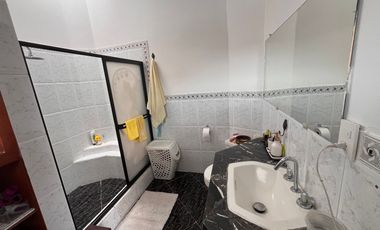 Se vende casa y Suite en un conjunto en Calderon