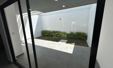 Hermosa y a estrenar casa en venta, con 3 recámaras forma parte de moderno desarrollo ubicado en Zakia Qro JF