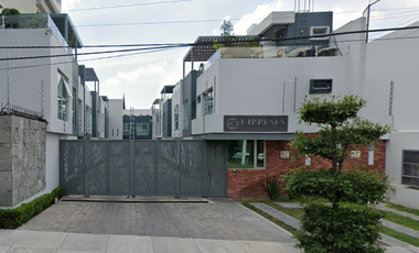 EXCELENTE OPORTUNIDAD, GRAN CASA EN CALZADA DE LOS CIPRECES, ZAPOPAN JALISCO, EN MENOS DE SU VALOR COMERCIAL!!