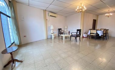 Se vende casa en La Alborada 12ava etapa a dos cuadras de la Av. Rodolfo Baquerizo Nazur