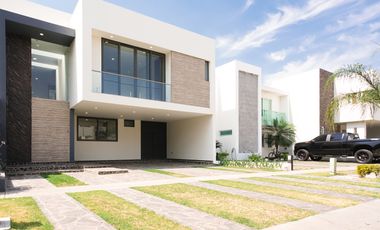 Casa en Venta Nueva de Lujo en Parque Virreyes frente Puerta las Lomas zona Andares Zapopan