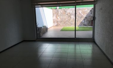Casa en Renta en Metepec con vigilancia las 24 horas excelente ubicación.