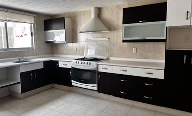 Casa en Renta en Metepec con vigilancia las 24 horas excelente ubicación.