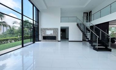 Casa en arriendo en Loma del Escobero, Envigado, Antioquia