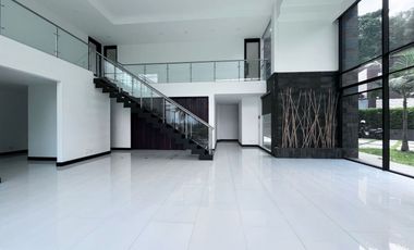 Casa en arriendo en Loma del Escobero, Envigado, Antioquia